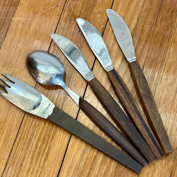Lot of Wooden and Faux Wood Mid-Century Flatware Pieces – 5 Pieces - Picture 7 of 9